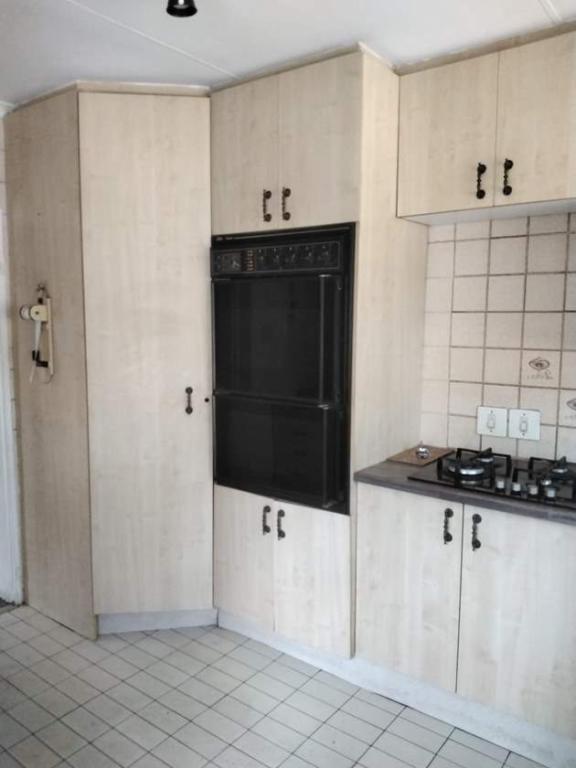 Beautiful modern north facing simplex! in Randburg - Image 1