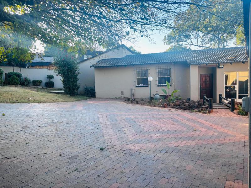 Cottage 2859-ref-159 for Rent in Hurlingham, Sandton in Edenvale - Image 1