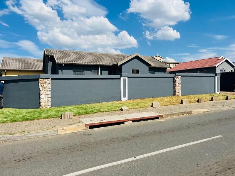House 2859-ref-111 for Rent in Fleurhof, Roodepoort in Roodepoort - Image 1