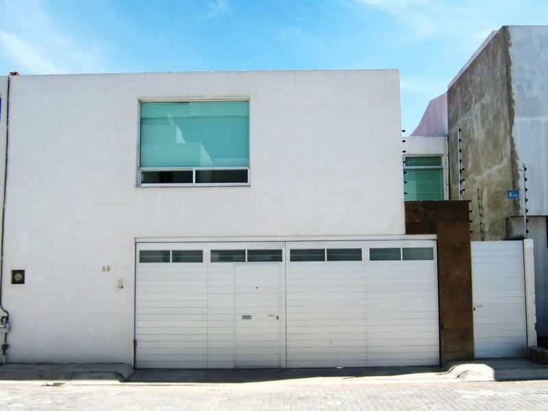 CASA EN CONJUNTO RESIDENCIAL MODERNA CON REC?MARAS AMPLIAS, … en Tlaxcalancingo - Imagen 1