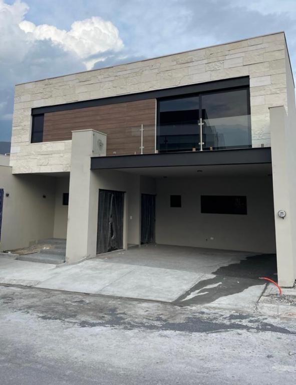 HERMOSA CASA EN VENTA EN MITICA RESIDENCIAL en Morelia - Imagen 1