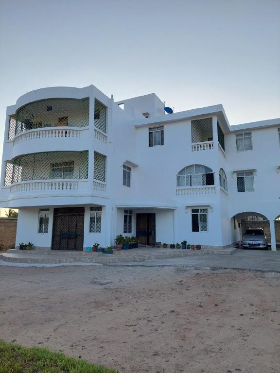 PALM SPRINGS LUXURY BEACH APARTMENT in Kenya - Image 1