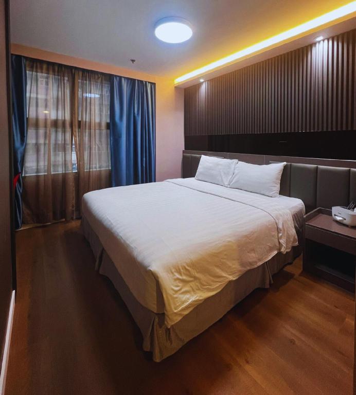 Hennessy Hotel in Hong Kong - Image 1