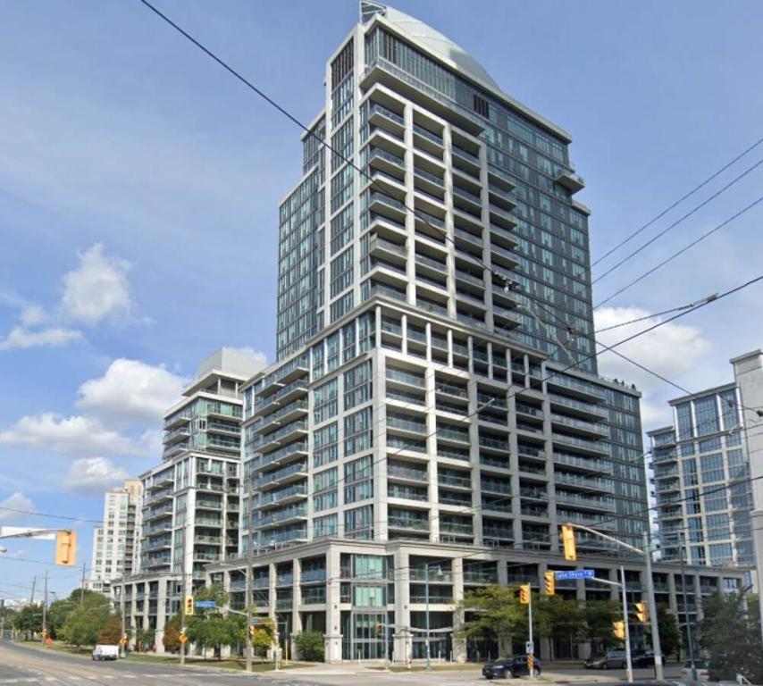 Amazing Location!!! in Toronto - Image 1