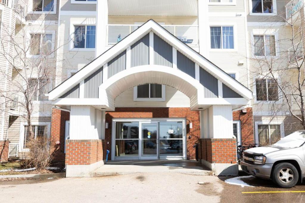 Beautiful Corner Unit Condo in Edmonton - Image 1