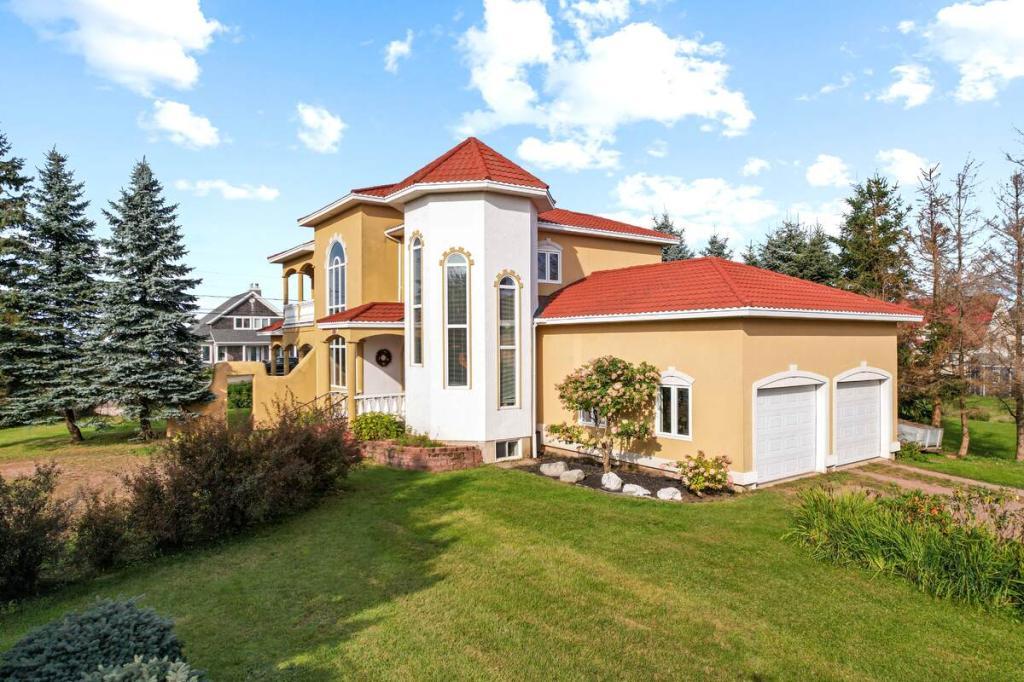 Luxury beach home in Southeastern New Brunswick in Oshawa - Image 1