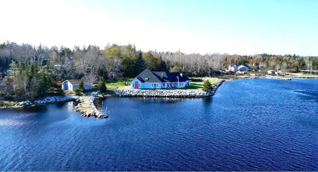 Contemporary Oceanfront Property in Halifax - Image 1