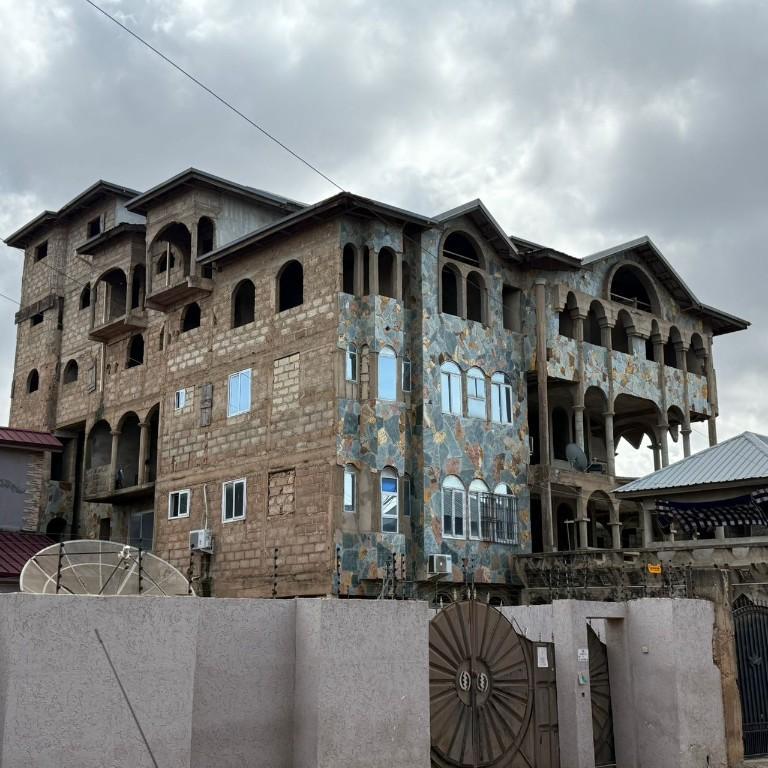 *TITLED COMMERCIAL 54 ROOMS OF ASSORTED APARTMENTS AWOSHIE* in Ghana - Image 1
