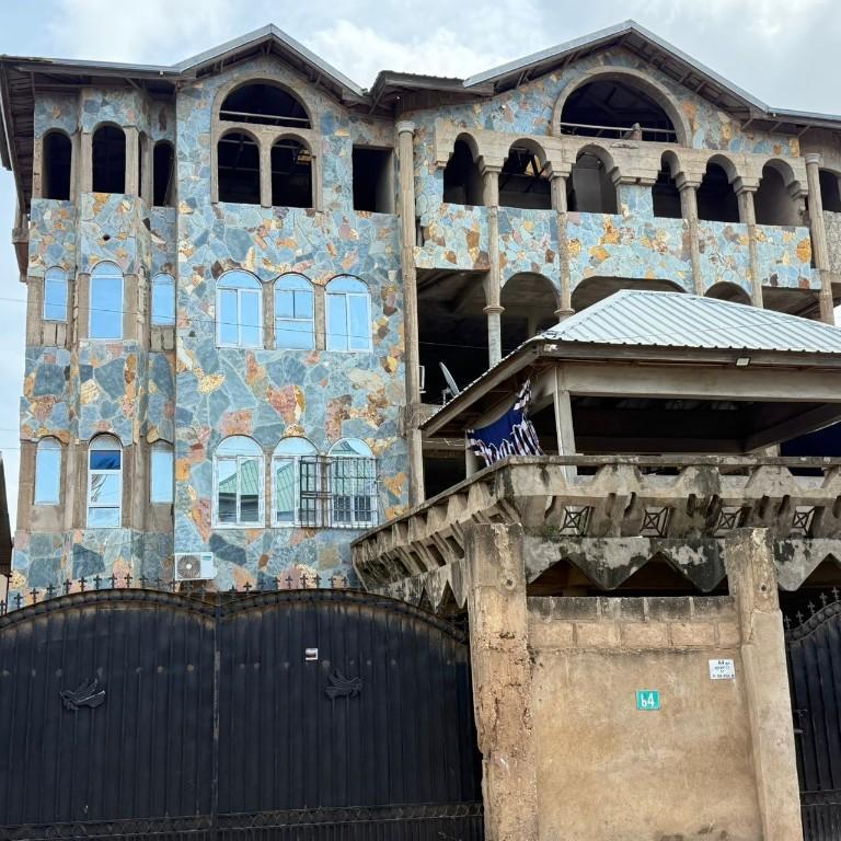 *TITLED COMMERCIAL 54 ROOMS OF ASSORTED APARTMENTS AWOSHIE* in Ghana - Image 2