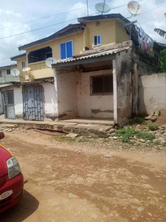 *ONE PLOT WITH RENOVATABLE STRUCTURE DANSOMAN* in Ghana - Image 1