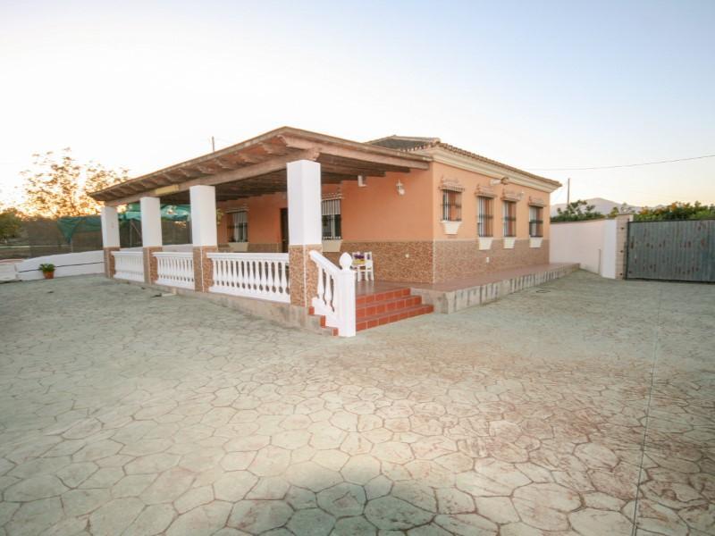 FINCA CON PISCINA Y ALMACENES en Coín - Imagen 1
