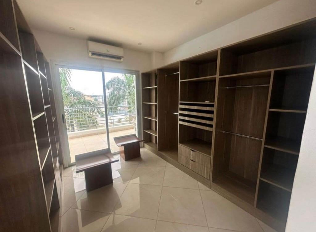 A LOUER UNE BELLE VILLA DUPLEX DE 7 PIÈCES + PISCINE RIVIÉRA 4 à Abidjan - Photo 2