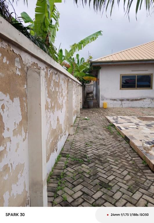 *AUCTION 3MASTER BRM ON SPACIOUS COMPOUND ABLEKUMA AMORMORLEY. in Ejura - Image 2