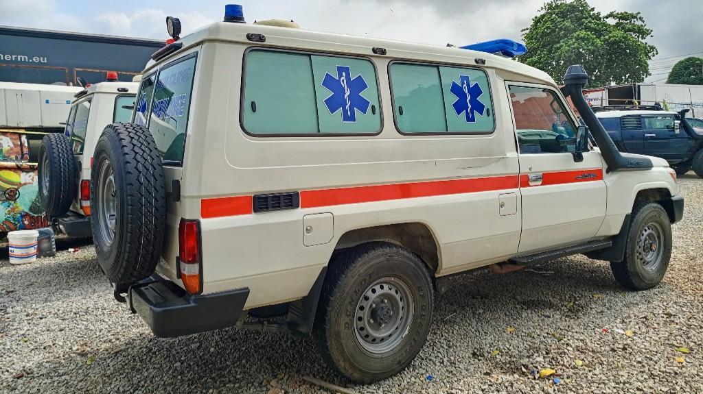 AMBULANCE TOYOTA Land Cruiser J78 à Abidjan - Photo 2