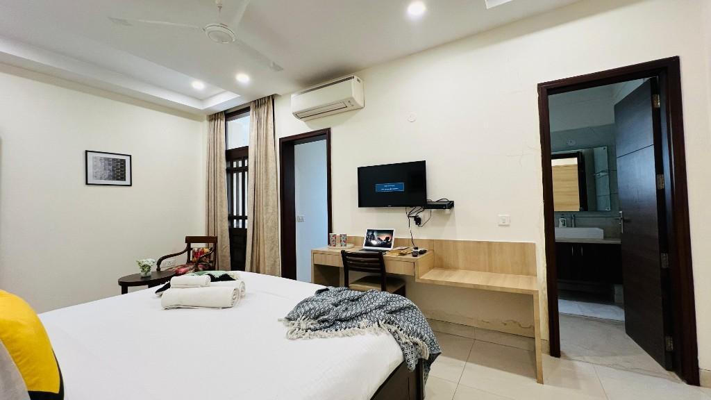 Hotel room at artimis in Gurgaon - Image 2