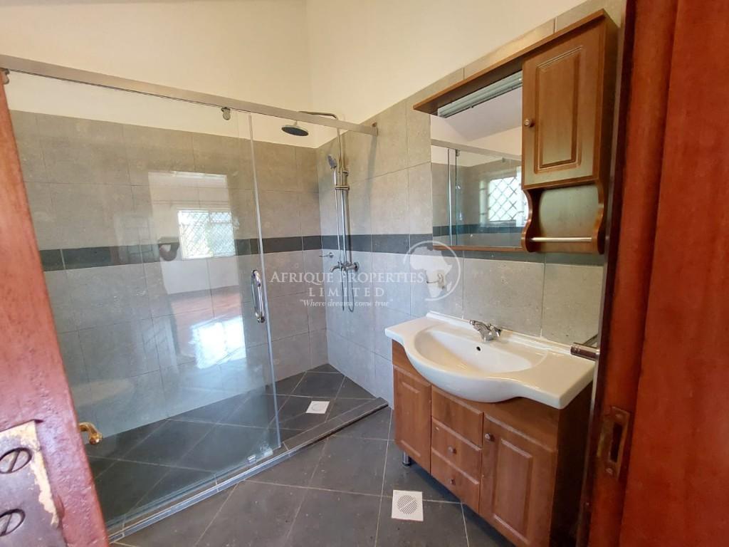 5 Bedroom All Ensuite Residence for Rent in Runda in Nairobi - Image 11
