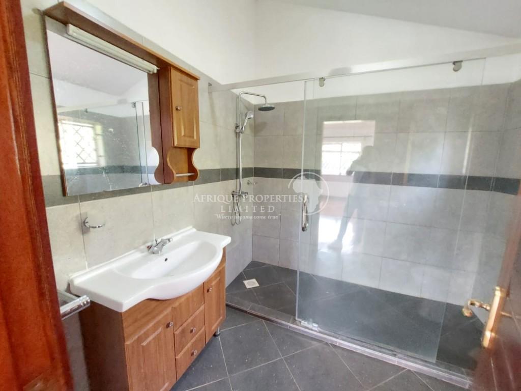 5 Bedroom All Ensuite Residence for Rent in Runda in Nairobi - Image 9