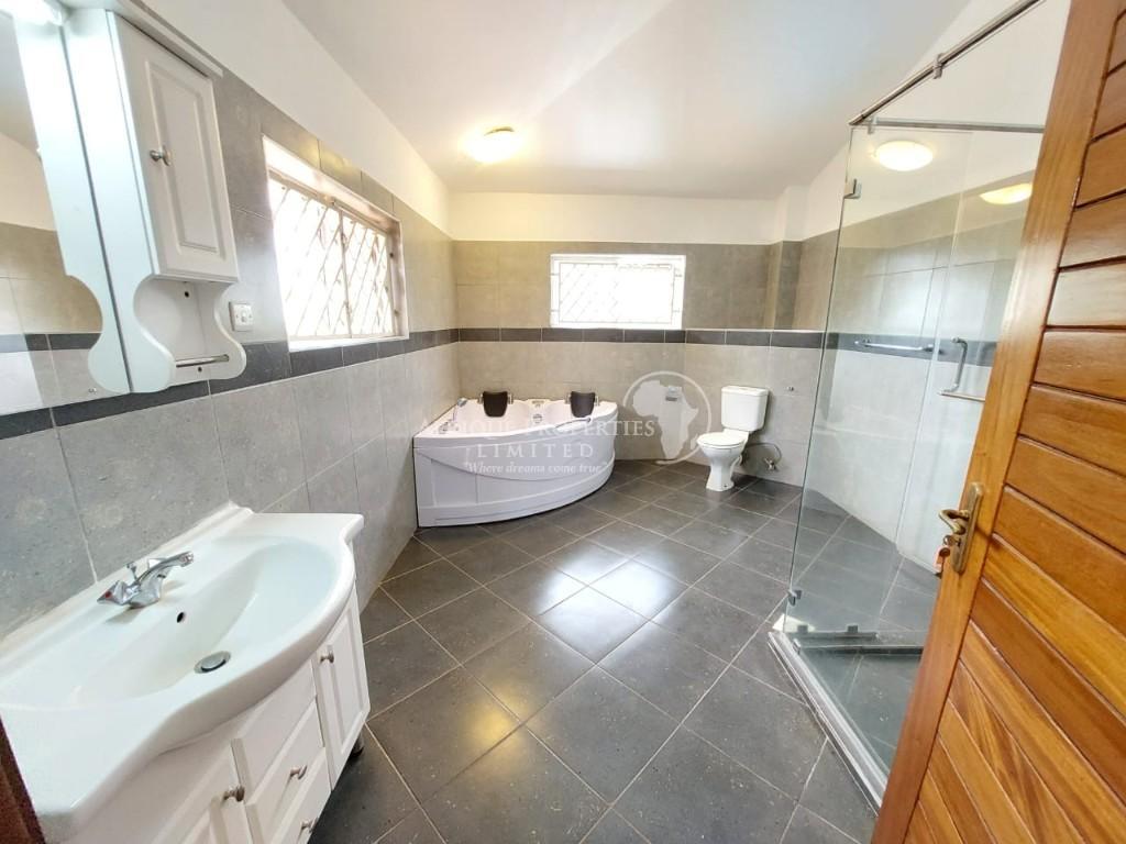 5 Bedroom All Ensuite Residence for Rent in Runda in Nairobi - Image 16