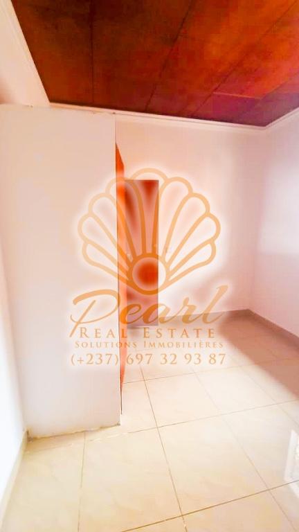 BASTOS – DUPLEX 4 CHAMBRES À LOUER – BAS PRIX au Cameroun - Photo 9