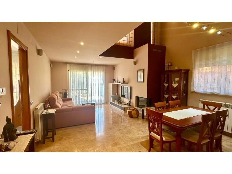 CASA INDEPENDIENTE CON PISCINA en Viladecans - Imagen 1