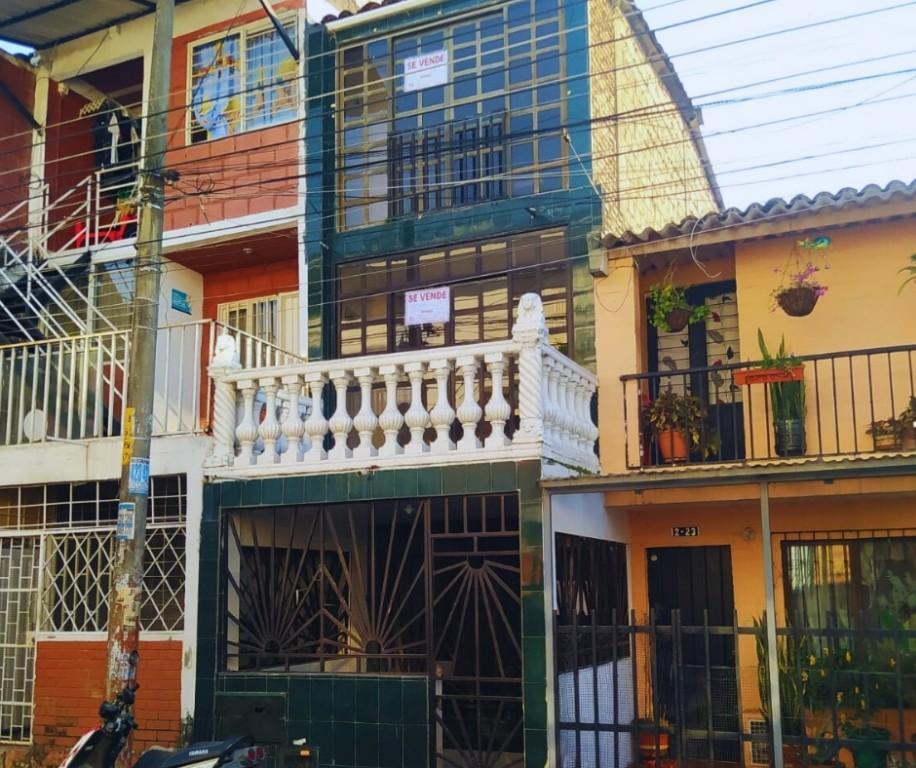 CASA DE TRES PISOS EN VENTA, BRISAS DE LOS ALAMOS - CALI, VALLE en Colombia - Imagen 1