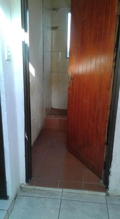 BIG ROOM RENTAL GLENRIDGE R1400+R700 DEPOSIT REFUNDABLE in Aliwal North - Image 2
