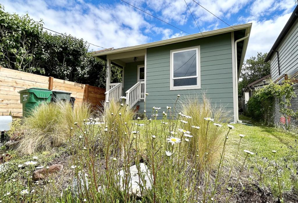 House for Rent in Seattle, Washington, Ref# 202066348 in Renton - Image 1