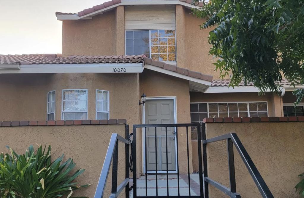 House for Rent in Rancho Cucamonga, California, Ref# 202063171 in Upland - Image 1