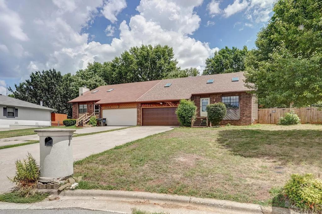 House for Rent in Springfield, Missouri, Ref# 202055111 in Springfield - Image 1