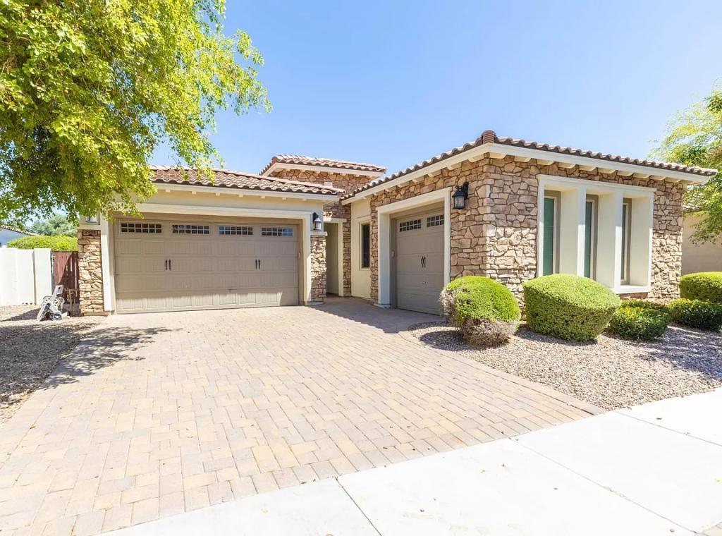 House for Rent in Gilbert, Arizona, Ref# 202043612 in Chandler - Image 1
