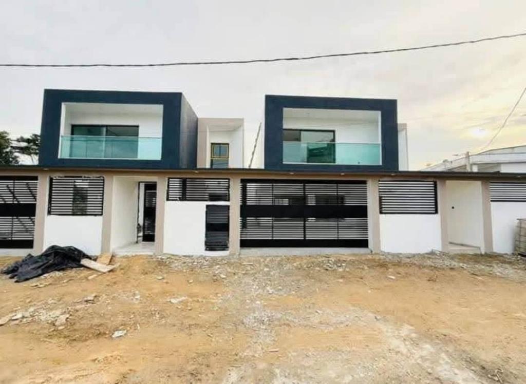 VENTE À BINGERVILLE ROUTE ADJIN VILLAS DUPLEX 5 PIÈCES PROPRE. en Côte d’Ivoire - Photo 1