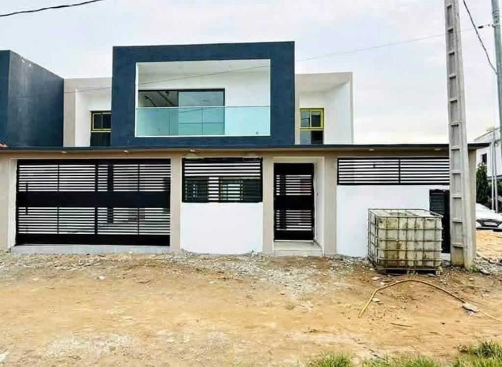 VENTE À BINGERVILLE ROUTE ADJIN VILLAS DUPLEX 5 PIÈCES PROPRE. en Côte d’Ivoire - Photo 2