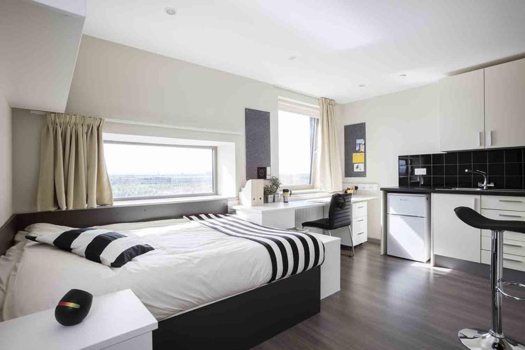 Apartment for Rent in Harrow, Harrow, Ref# 201568302 in Hounslow - Image 1