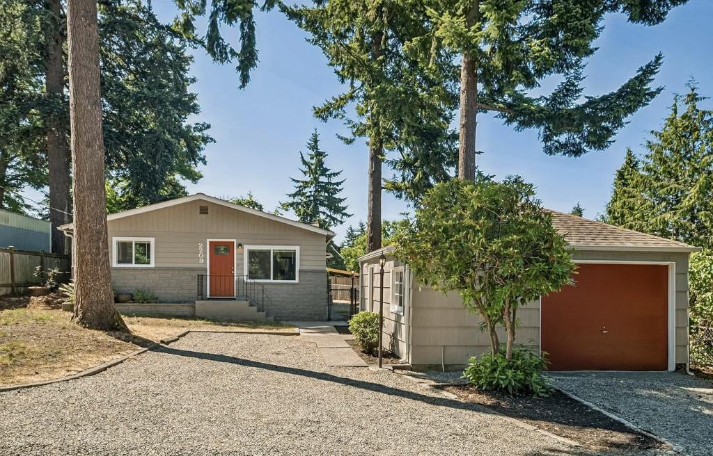 House for Rent in Renton, Washington, Ref# 202093728 in Renton - Image 1