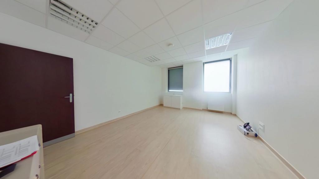 Local professionnel à Saint-Étienne - Photo 1