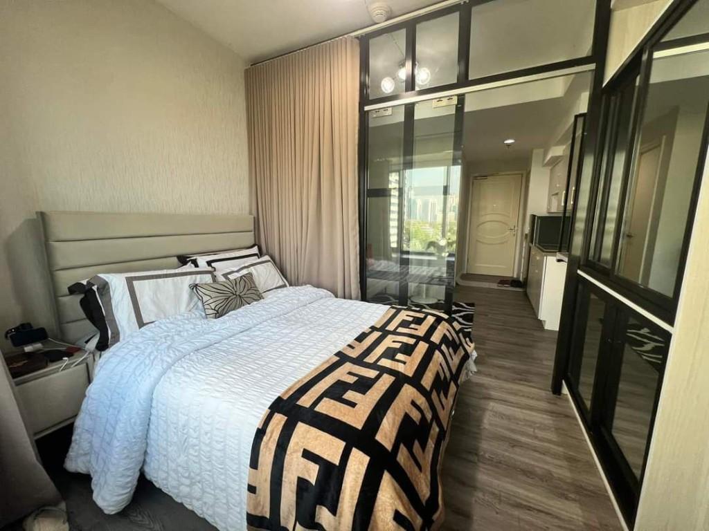 ONE ROCKWELL EAST  STUDIO TYPE CONDO UNIT with PARKING in Pansol - Image 7