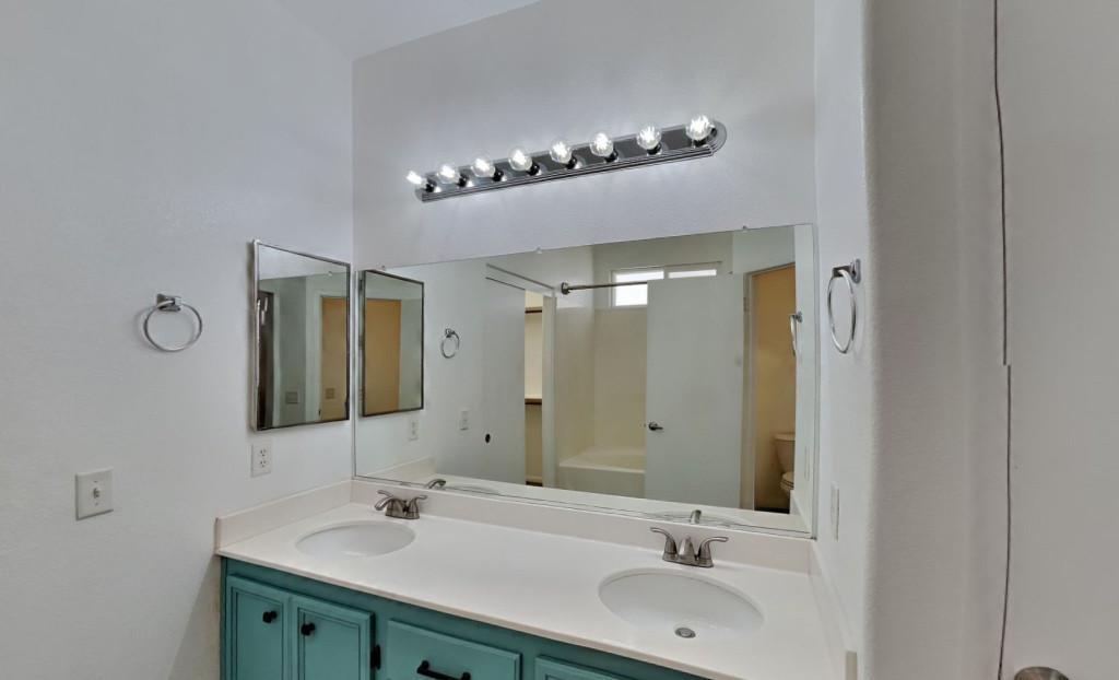 Charming 3/2 Single Family Home For Rent In Arlington Tx in United States - Image 5