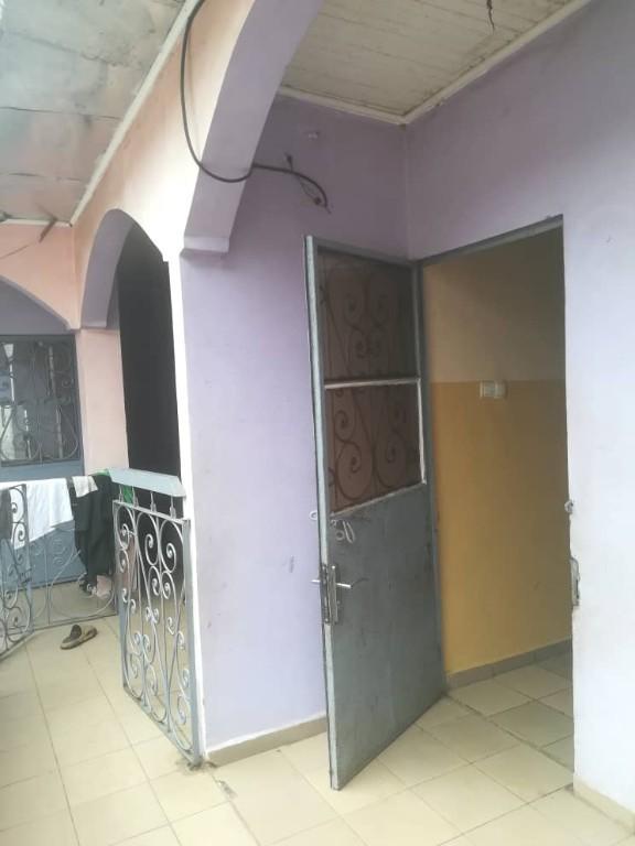 Studio mordent a louer a yassa au Cameroun - Photo 2