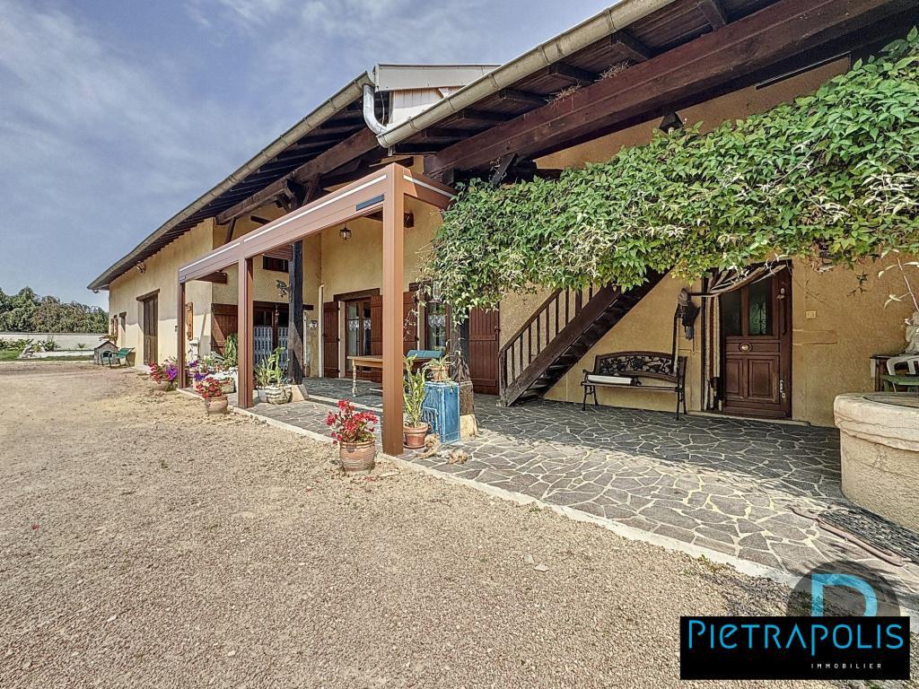 FERME RÉNOVÉE AVEC PISCINE 210 m² - 4 chambres à Mâcon - Photo 1