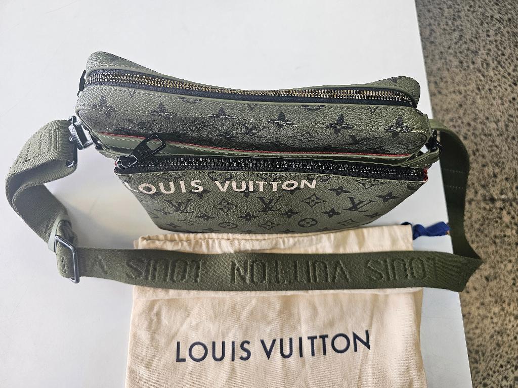LOUIS VUITTON SIDE BAG in Waitakere - Image 4