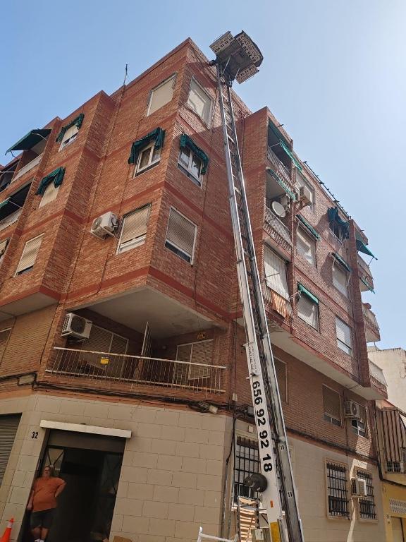 Plataforma elevadora en Santa Pola - Imagen 1