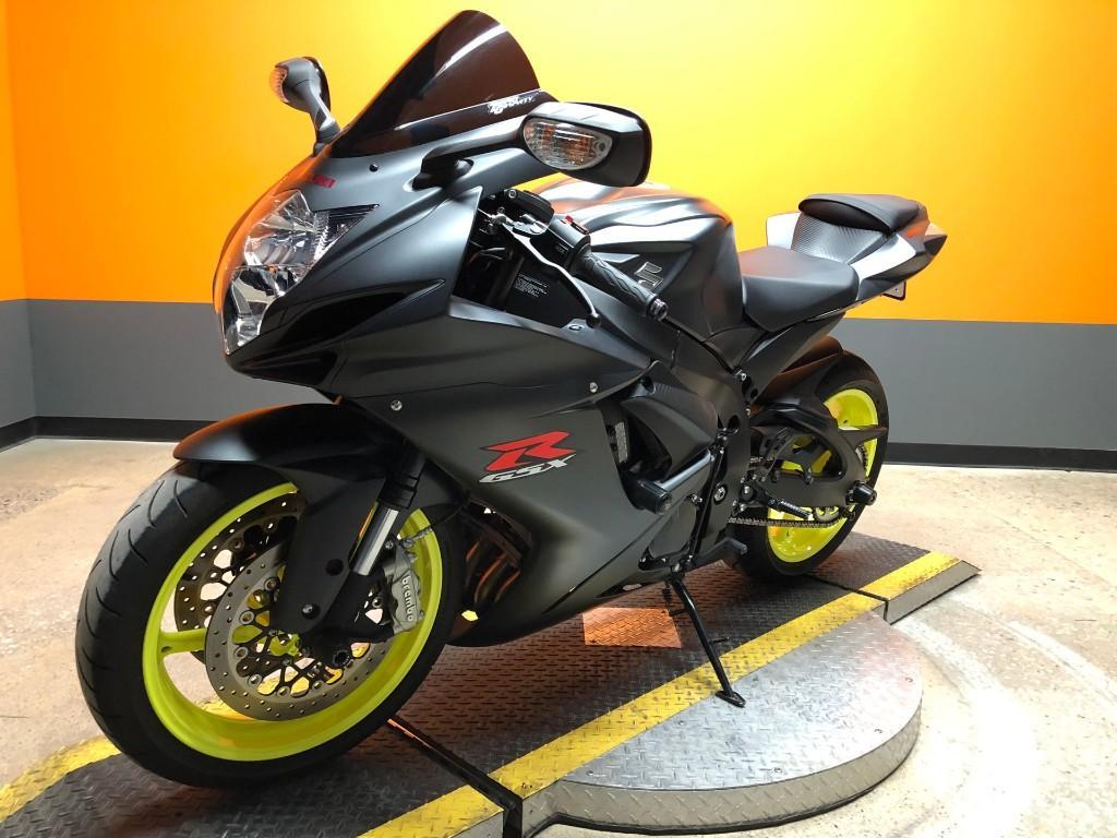 2017 SUZUKI GSX-R600 in United Arab Emirates - Image 2