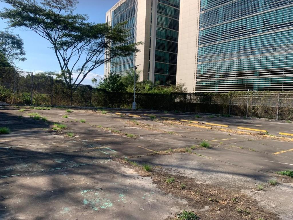 Parqueo rodeado de múltiples edificios corporativos. en Desamparados - Imagen 1