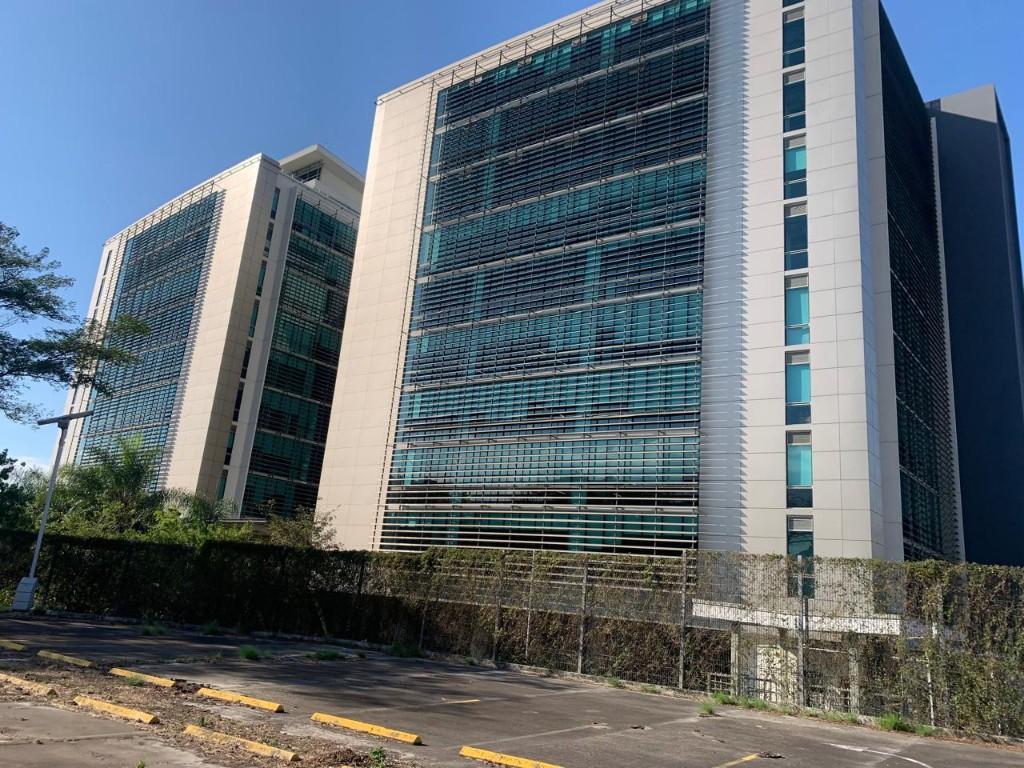 Parqueo rodeado de múltiples edificios corporativos. en Desamparados - Imagen 2