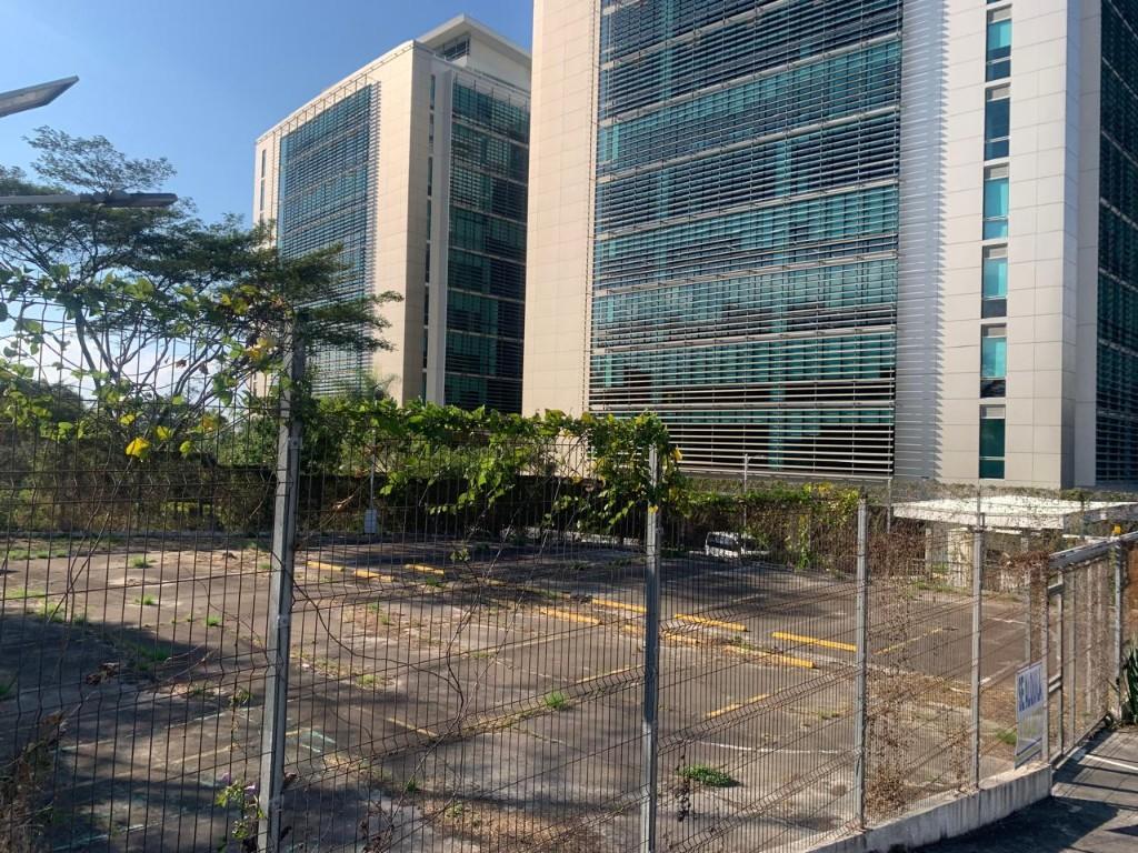 Parqueo rodeado de múltiples edificios corporativos. en Desamparados - Imagen 3