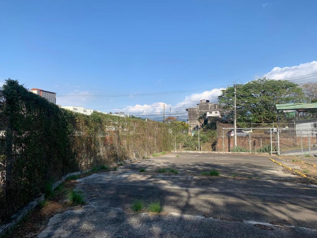 Parqueo rodeado de múltiples edificios corporativos. en Desamparados - Imagen 4