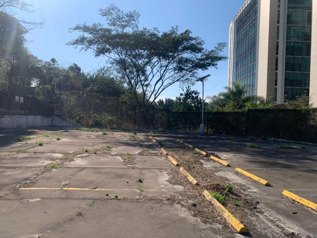 Parqueo rodeado de múltiples edificios corporativos. en Desamparados - Imagen 8