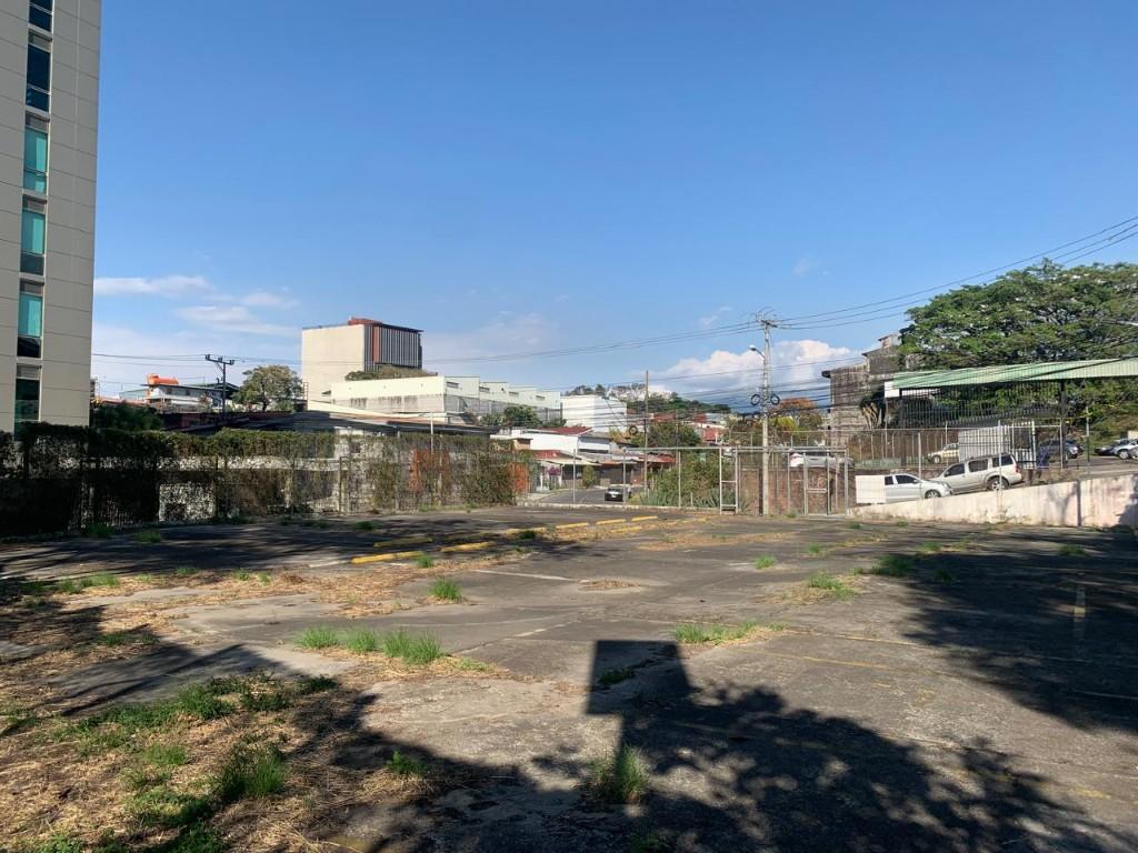 Parqueo rodeado de múltiples edificios corporativos. en Desamparados - Imagen 5