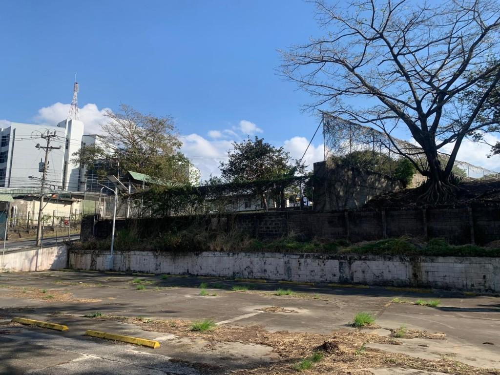 Parqueo rodeado de múltiples edificios corporativos. en Desamparados - Imagen 6
