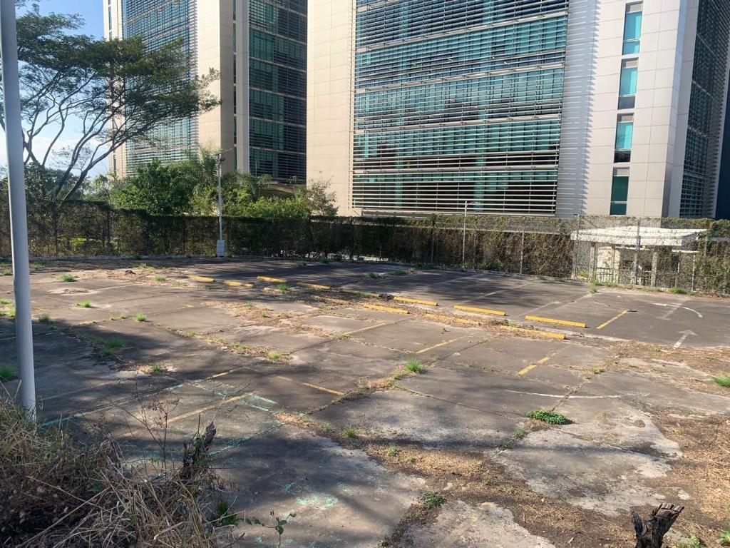 Parqueo rodeado de múltiples edificios corporativos. en Desamparados - Imagen 10